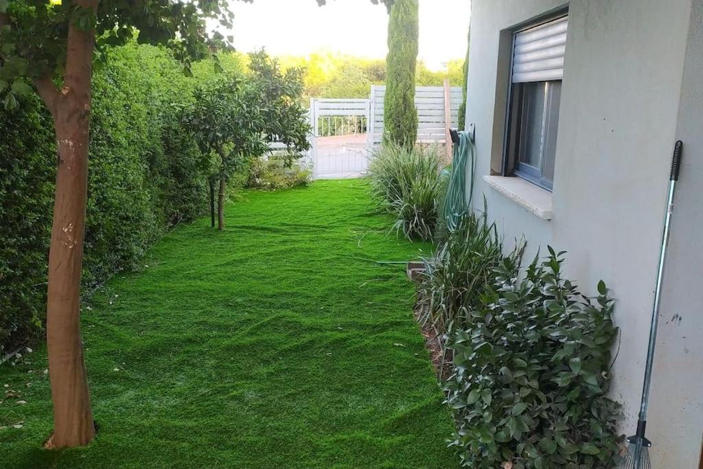 Shamaka'S Apartamento Kefar Hananya Exterior foto